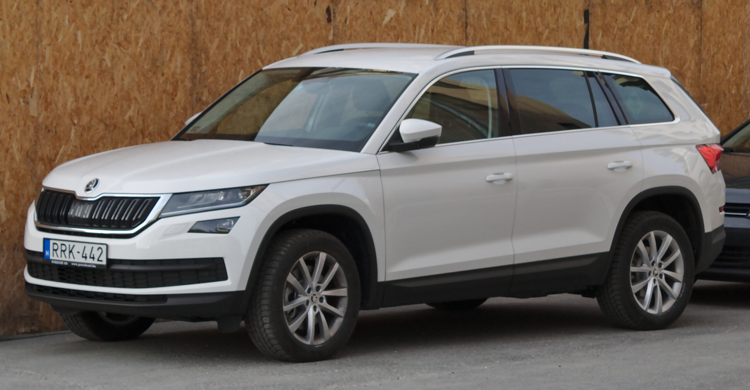 Autoservis Top Gear Praha – Warsaw,/,Poland,-,11/17/2019:,Skoda,Superb,Lifting,Photoshoot servis a opravy