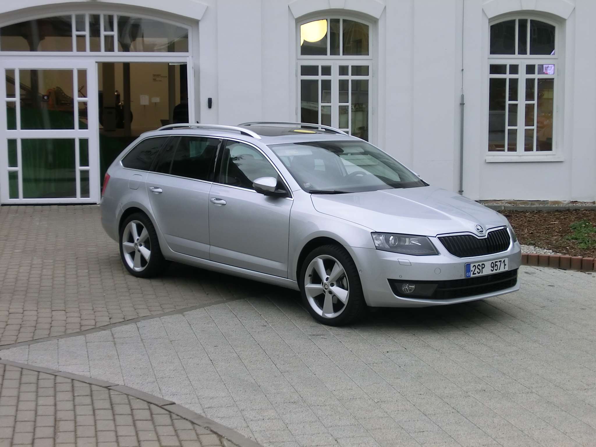 Autoservis Top Gear Praha – Warsaw,/,Poland,-,11/17/2019:,Skoda,Superb,Lifting,Photoshoot servis a opravy