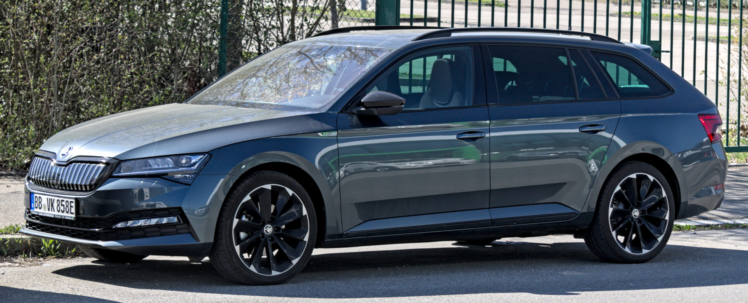 Autoservis Top Gear Praha – Warsaw,/,Poland,-,11/17/2019:,Skoda,Superb,Lifting,Photoshoot servis a opravy